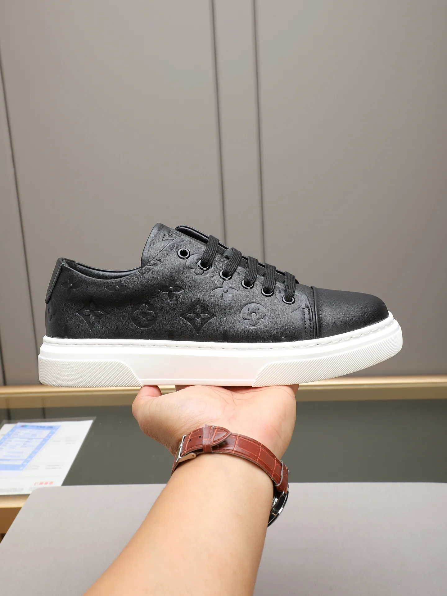 The main model 👍👍👍P420 is the new LOUIS VUITTON [Luden Yiwei]——LV upper [Lv]🇮🇹Imported first-layer cowhide embossed🇩🇪Inside imported sheepskin lining ➕Non-slip and wear-resistant outsole. Every man's identity is reflected in his elegant and stable upper shoes🚶🏻🚶🏻📯 No matter the wind or rain, the shoe last remains unchanged and can stand the test of time🔍️. ——Code number: 38-44 (45 can be customized)